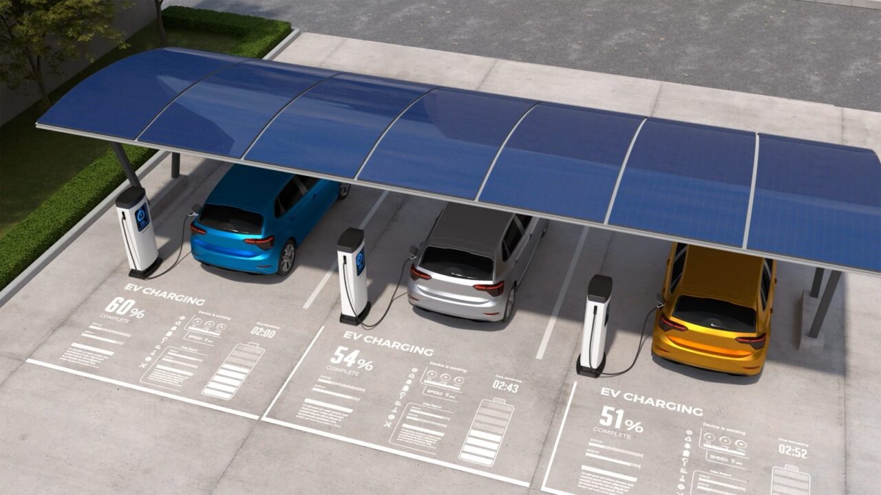 Véhicules électriques en charge sous des ombrières